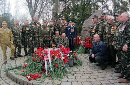 Ветерани-афганці під час покладання квітів у Керчі Ветерани-афганці під час покладання квітів у Керчі