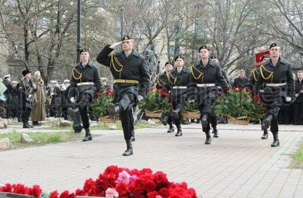 Учасники церемонії покладання квітів до меморіалу «Кримчанам, загиблим в Афганістані» в Сімферополі Учасники церемонії покладання квітів до меморіалу «Кримчанам, загиблим в Афганістані» в Сімферополі