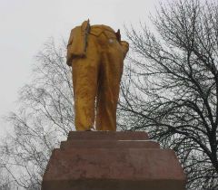 Разбитый памятник Ленину в в городе Ахтырка Сумской области