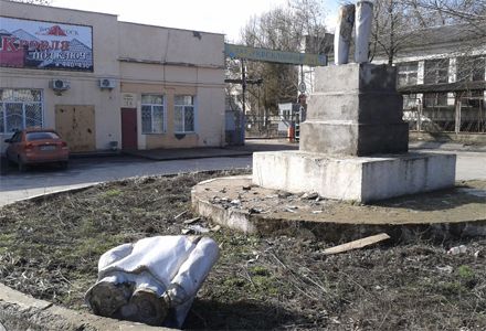 Комуністи вимагають знайти руйнівників / Фото: Kpu-kherson.com Комуністи вимагають знайти руйнівників / Фото: Kpu-kherson.com