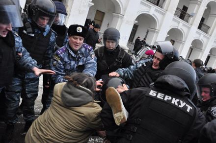 Беркут б`є нардепів під Гостинним двором / Фото: Алекса Заклецького з Facebook Беркут б`є нардепів під Гостинним двором / Фото: Алекса Заклецького з Facebook