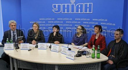 Лідер громадянського Конституційного конгресу Юрій Збітнєв, лідери Всеукраїнського жіночого руху ”За вільну Україну” Світлана Федоренко, Раїса Шматко, Жанна Балабанюк, Лариса Андрусенко і правозахисник Ігор Гаркавенко під час прес-конференції на тему: ”Україна на межі некерованого жіночого опору проти голоду, безробіття і беззаконня в країні”, 21 лютого 2013 р. Лідер громадянського Конституційного конгресу Юрій Збітнєв, лідери Всеукраїнського жіночого руху ”За вільну Україну” Світлана Федоренко, Раїса Шматко, Жанна Балабанюк, Лариса Андрусенко і правозахисник Ігор Гаркавенко під час прес-конференції на тему: ”Україна на межі некерованого жіночого опору проти голоду, безробіття і беззаконня в країні”, 21 лютого 2013 р.