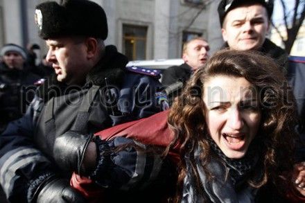 На Банкову заїхав автозак і забрав людей з насосами (додані фото) На Банкову заїхав автозак і забрав людей з насосами (додані фото)