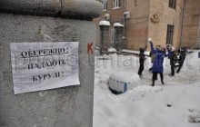 У центрі Києва на чоловіка впала снігова брила