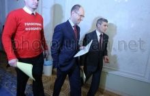 Яценюк: необходимы досрочные президентские выборы