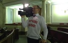 Яценюк приніс у Раду камеру, обіцяючи зняти завтрашній штурм (фото)