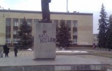 На Харківщині пам’ятник Леніну розмалювали свастикою (фото)