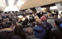 В киевском метро из-за остановки эскалаторов образовалась давка
