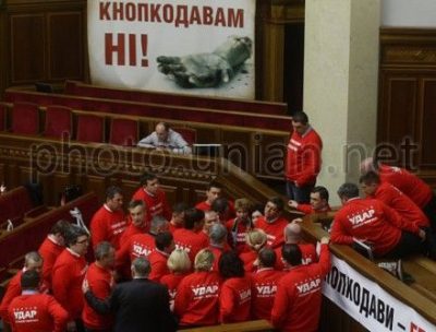 Депутаты блокируют трибуну и президиум Депутаты блокируют трибуну и президиум