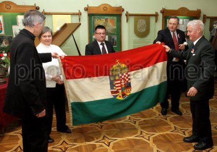 Венгерский коллекционер передал исторический венгерский флаг в музее Шандора Петефи в Ужгороде