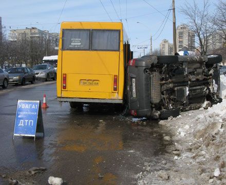 Після сьогоднішньої аварії водія Hyundai Tucson доставили в наркодиспансер / Фото з сайту www.0542.in.ua Після сьогоднішньої аварії водія Hyundai Tucson доставили в наркодиспансер / Фото з сайту www.0542.in.ua