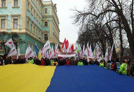 В Черновцах около 7 тысяч человек пришли «встать с Украиной» (фото) В Черновцах около 7 тысяч человек пришли «встать с Украиной» (фото)