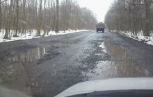Дорога Львов-Луцк усыпана выбоинами и местами похожа на грунтовку (фото)