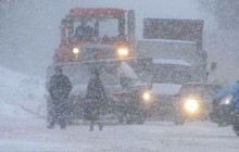 Во Львове десантники освободили из снежного плена 19 грузовиков