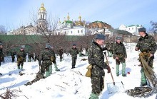 Военнослужащие спасают от обвалов пещеры Киево-Печерской Лавры