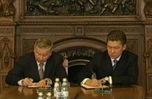 Мирослав Добрут и Алексей Миллер подписывают меморандум. Источник: Первый канал