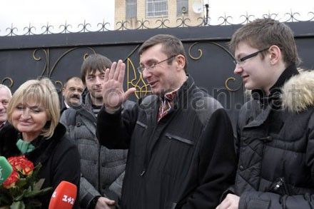 Янукович помиловал Луценко