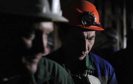 Сейчас горноспасатели высвобождают погибшего горняка от обрушившегося угля / Фото : РИА Новости, Александр Уткин Сейчас горноспасатели высвобождают погибшего горняка от обрушившегося угля / Фото : РИА Новости, Александр Уткин