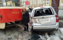 У центрі Києва трамвай зійшов з рейок і врізався в автомобілі (фото, відео)