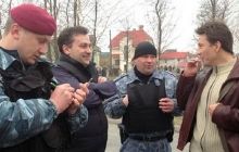 Біля Межигір’я «Беркут» бере на олівець активістів та журналістів (фото)