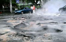 Возле моста Патона в Киеве прорвало теплотрассу