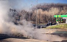Авария на теплотрассе в Киеве: провалился асфальт, дорогу залило кипятком (фото)