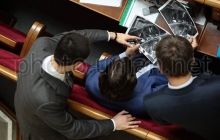 Опозиція заблокувала трибуну ВР