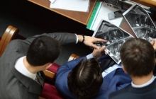 Опозиція заблокувала трибуну ВР - Рибак закрив засідання