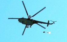 Одеські курсанти виконують десантування з парашутом у простих і складних метеоумовах