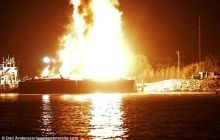 В США взорвались четыре баржи с топливом: пожар даже не пытались тушить