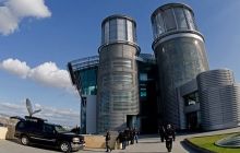 В Тбилиси женщина пыталась сжечь себя у бизнес-центра Иванишвили