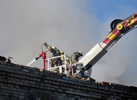 В Киеве возле станции метро горели склады (фото)