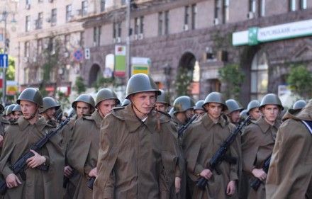 По Крещатику прошла колонна советских солдат (фото)