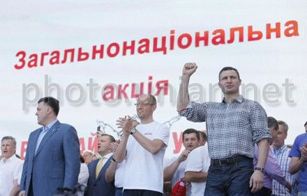 Арсений Яценюк, Виталий Кличко и Олег Тягнибок на митинге ”Вставай, Украина!” в Киеве