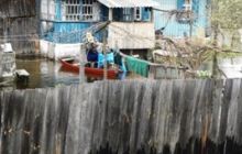 Дніпро топить райцентр на Чернігівщині: люди плавають на човнах (фото, відео)