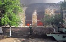 У Києві біля станції метро горіли склади (фото)