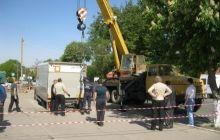 В Хмельницкой области посреди дороги грузовик провалился в яму (фото)