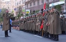 По Крещатику прошла колонна советских солдат (фото)