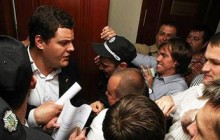 Свободівці виламали двері до сесійної зали Київради (фото)