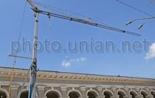 Трое активистов заблокировали кран на реконструкции Гостиного двора (фото)