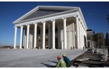 Янукович осмотрел самый большой оперный театр в Центральной Азии