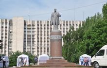 Власть и оппозиция поделили Донецк (фото)