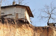 Возле жилых домов в Киеве может сойти оползень