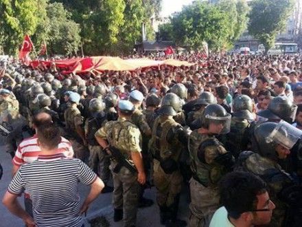 Военные поддержали демонстрантов / Фото: twitter.com/#direngezipark