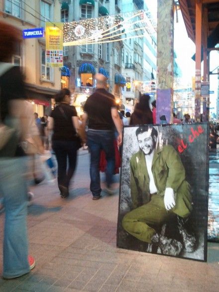Продаж фото Че Гевари за два дні після початку сутичок / Фото: Азад Сафаров