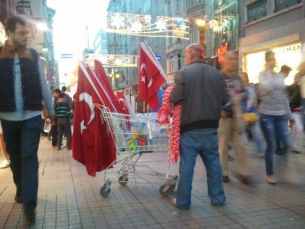 Торгівля з лотка в Стамбулі / Фото: Азад Сафаров