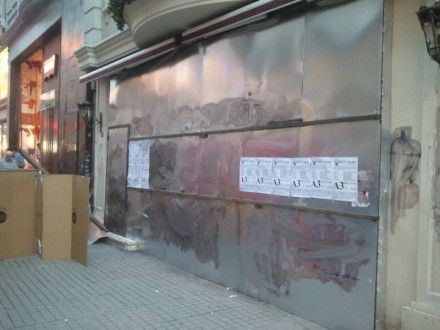 Деякі власники магазинів вирішили замуруватись на час заворушень / Фото: Азад Сафаров