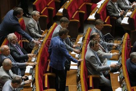 Народные депутаты голосуют во время заседания Верховной Рады