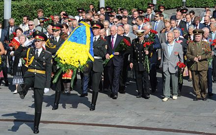Память о начале войны в Украине сводится к возложению венков / Фото: Правительственный портал