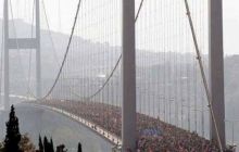 Турецкие демонстранты начали дарить полиции цветы